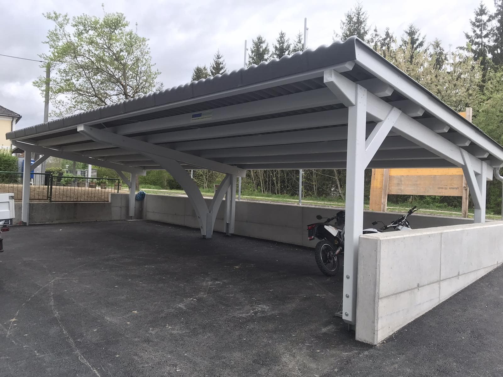 Carport mit Schuppen