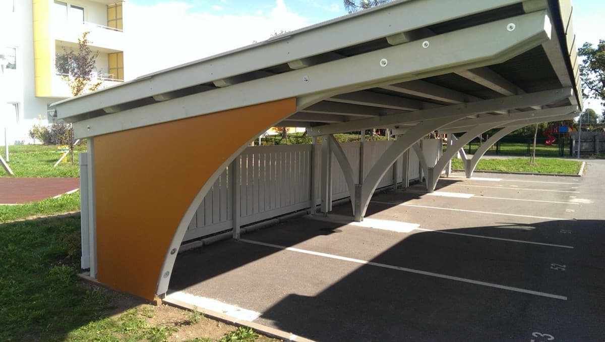 Bogen-Carport mit Stahlkonstruktion bei Wohnanlage
