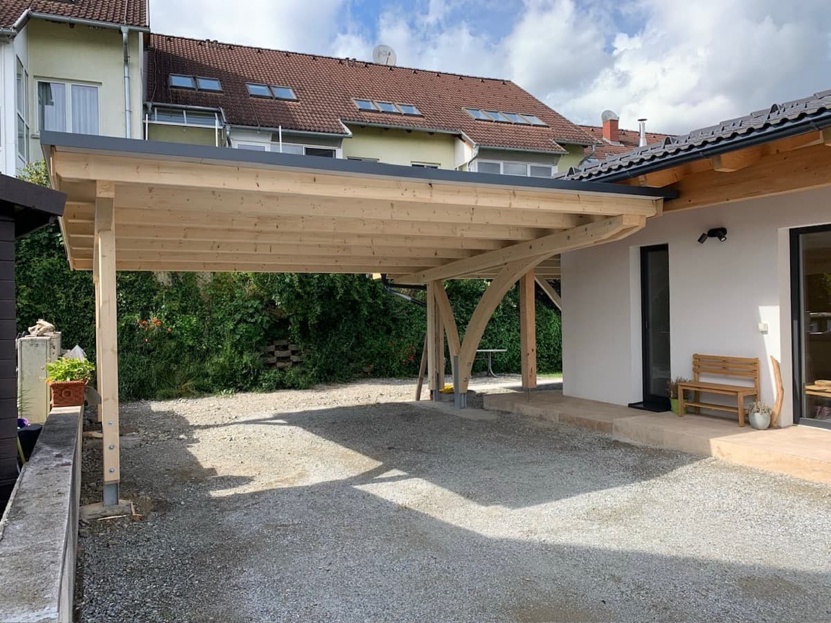 Holz-Carport mit Bogenstreben an Einfamilienhaus