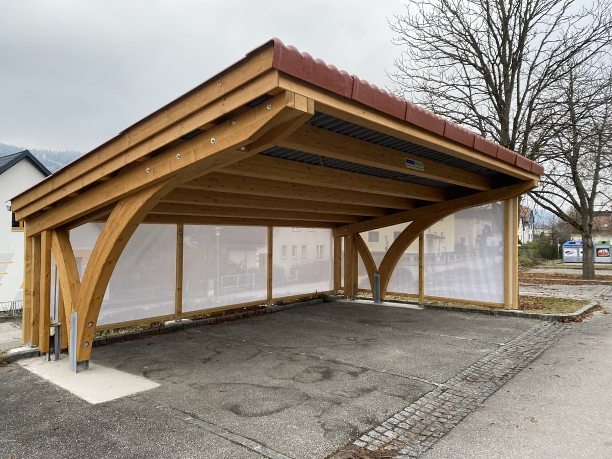 Geschlossener Doppelcarport mit Bogenstützen und Seitenverkleidung