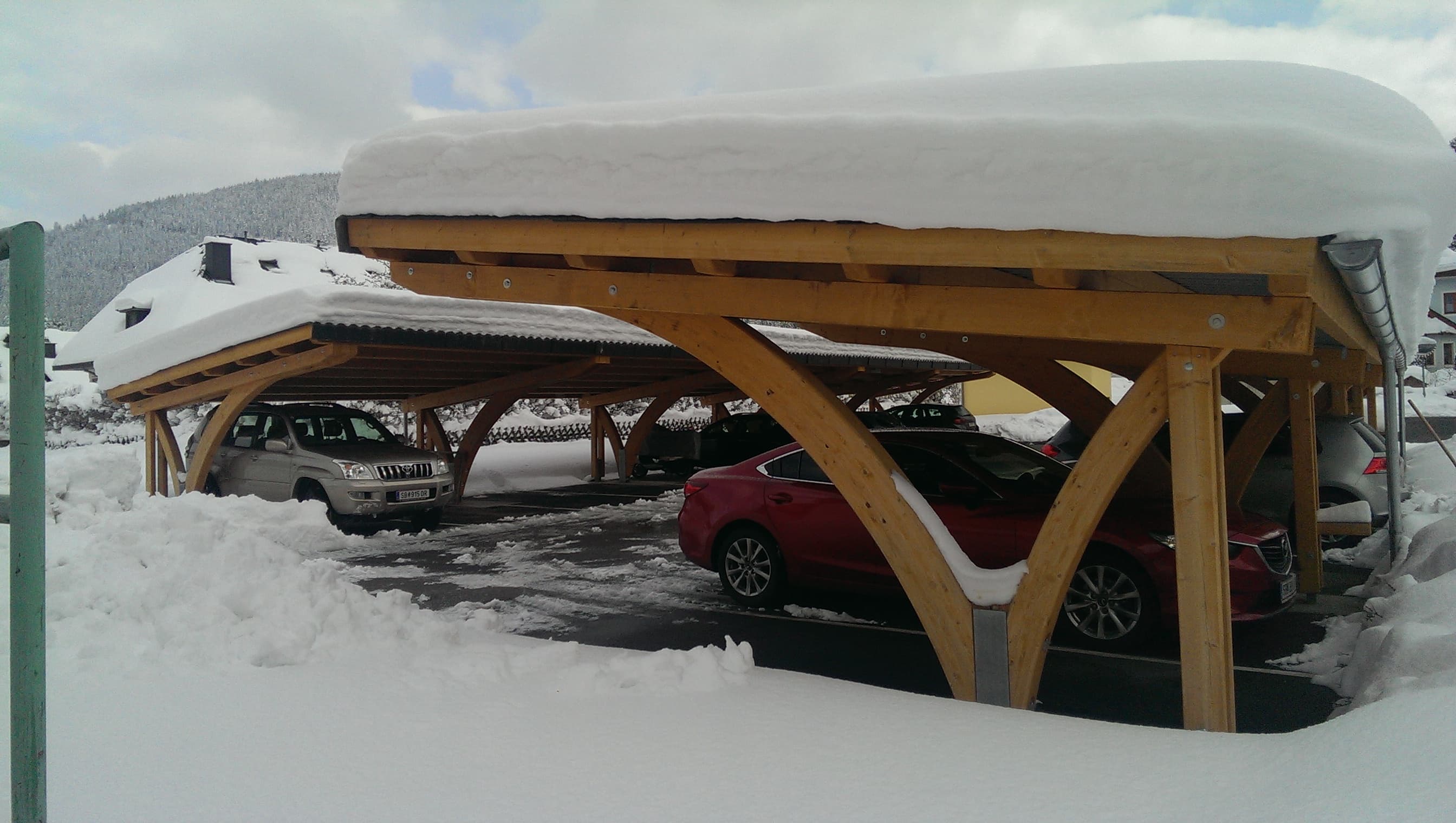 Bogen-Carport mit hoher Schneelast auf dem Dach im Winter