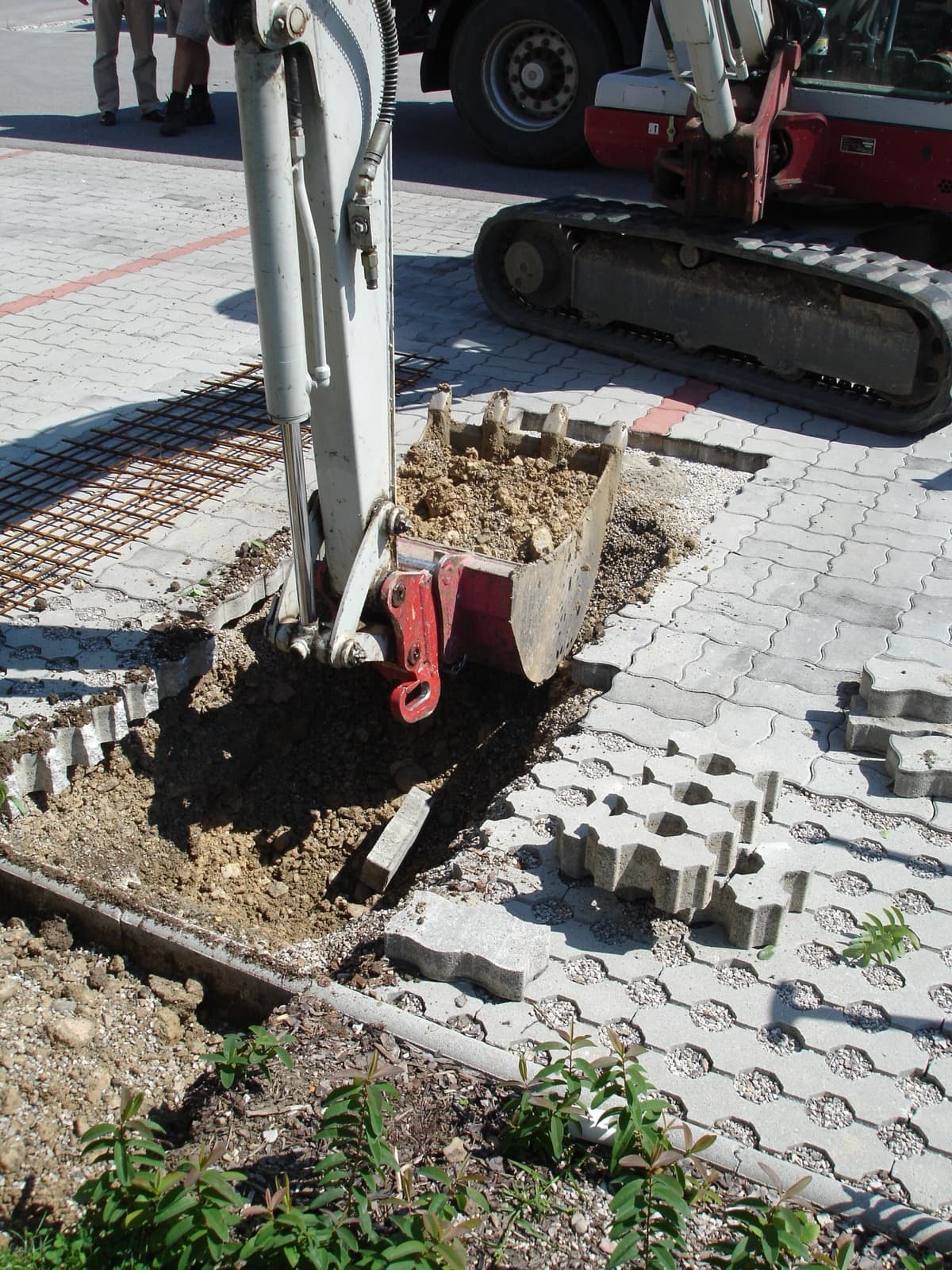Baggerschaufel beim Graben eines Fundamentlochs