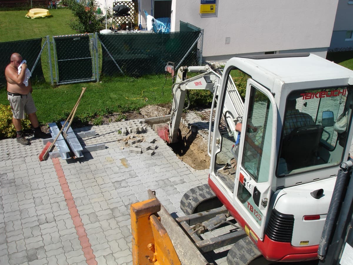 Erdarbeiten mit Minibagger für Carport-Fundament im Garten