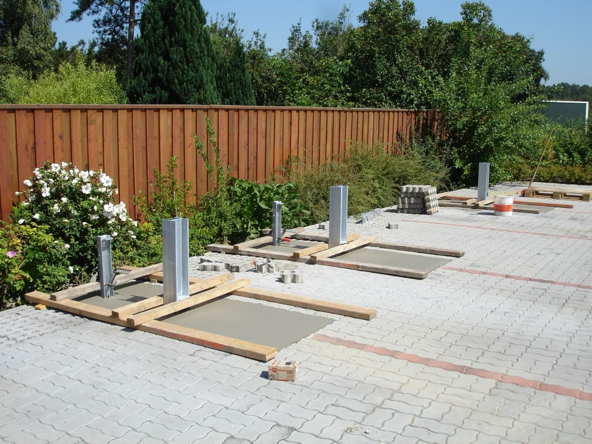 Fertige Betonfundamente mit Stahlankern in Reihe