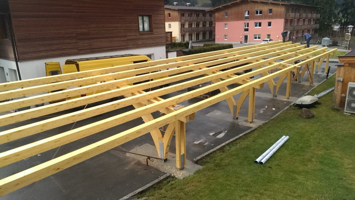 Holzpfetten-Montage der Carport-Dachkonstruktion