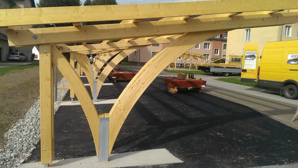 Detailansicht der Holzbogen-Stützkonstruktion auf Stahlfuß