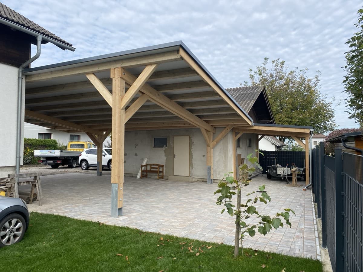Holz-Carport mit Flachdach und gepflasterter Einfahrt