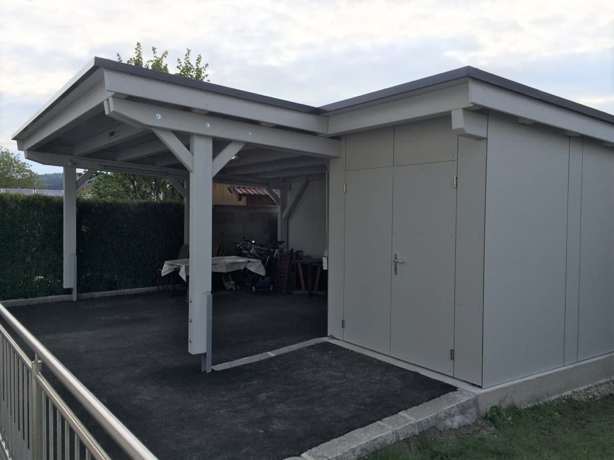 Weißer Carport mit Abstellraum in Seitenansicht