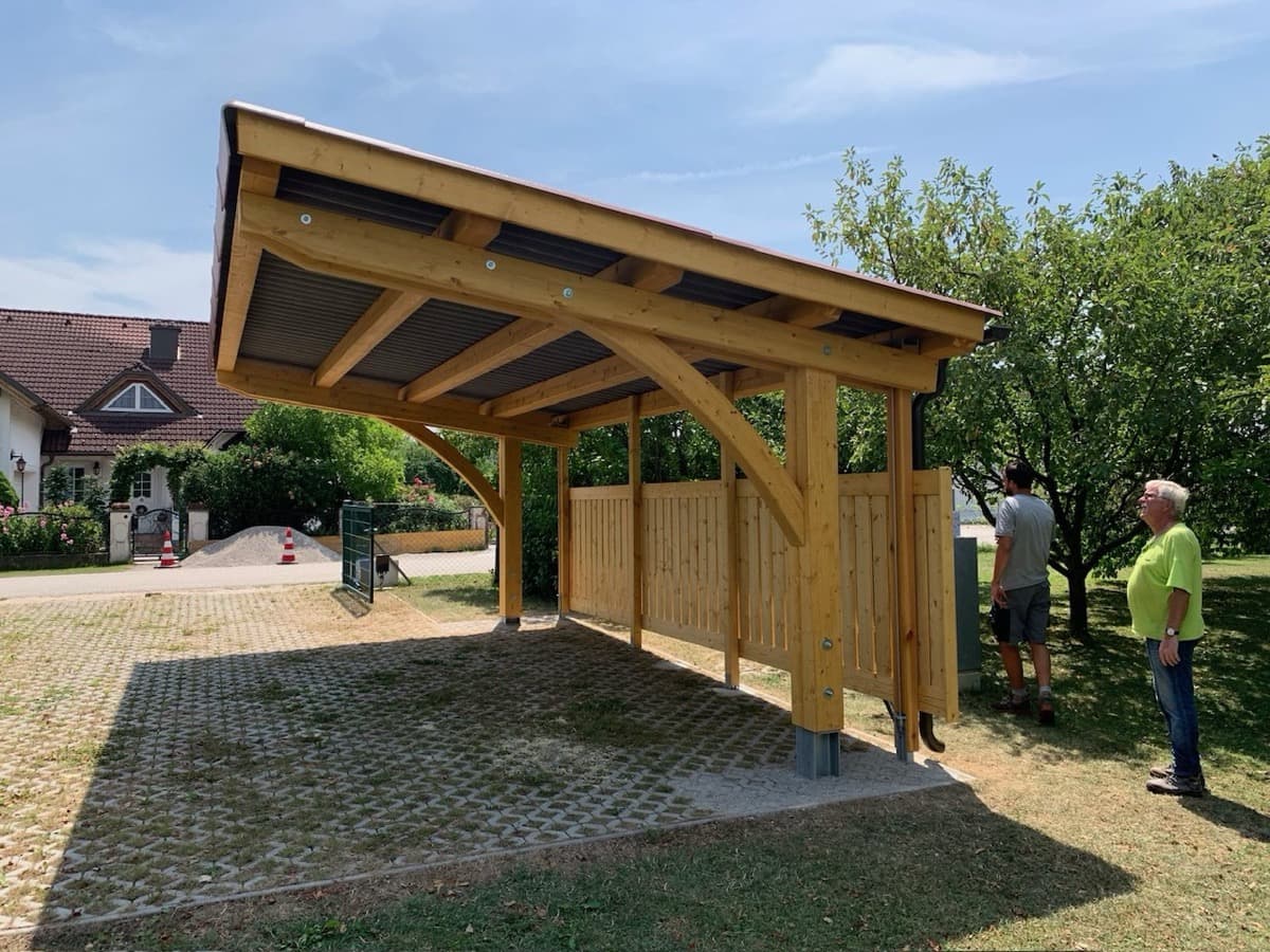 Einzelcarport aus Holz mit Pultdach im Garten