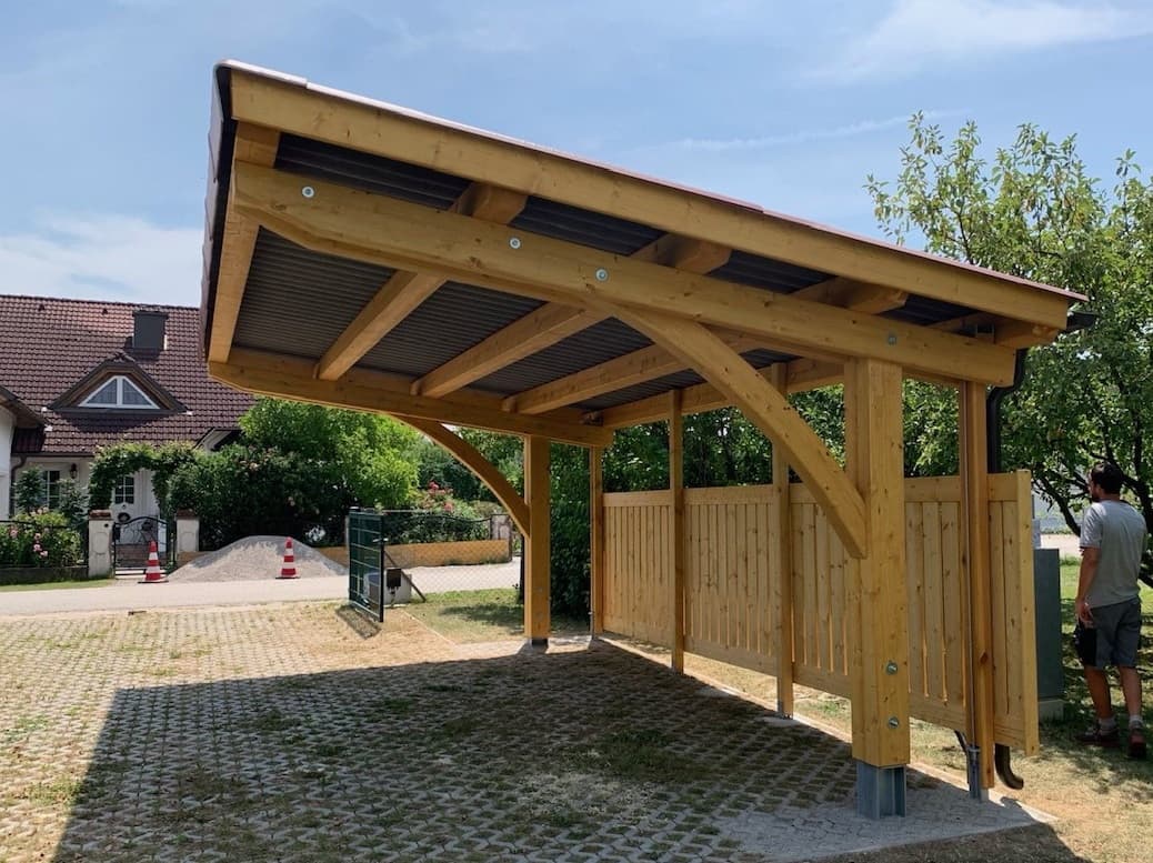 Carport mit geschwungenen Holzstützen und Pultdach