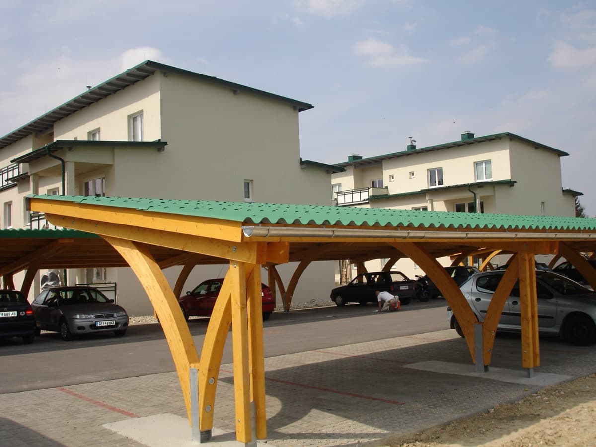 Reihencarport-Anlage mit grünem Wellblechdach bei Wohnanlage