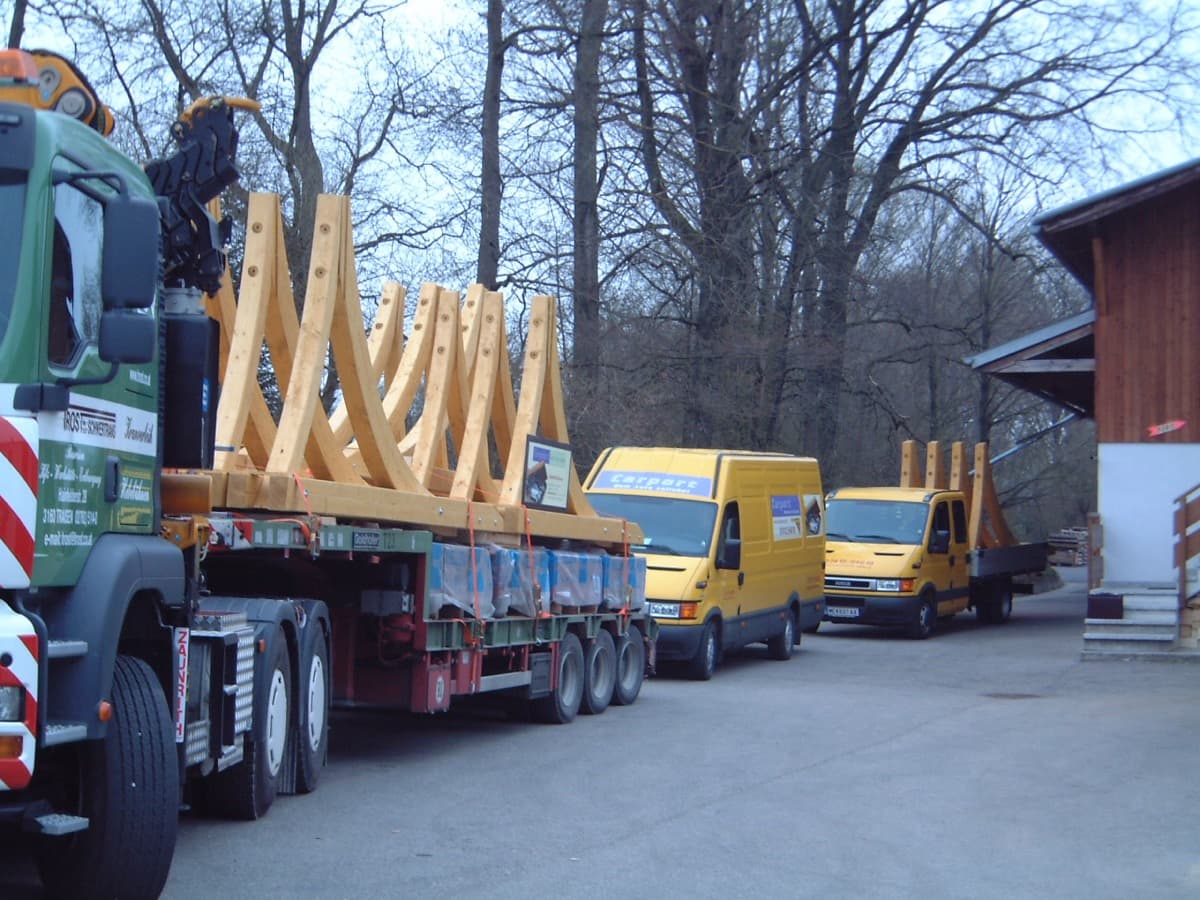Tieflader mit vorgefertigten Carport-Holzelementen beladen