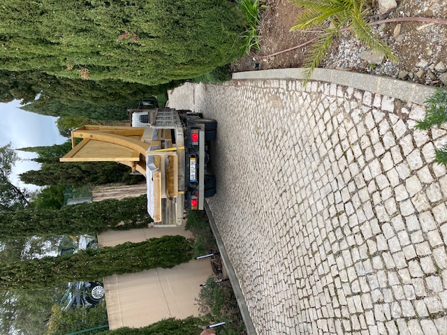 Anhänger mit Carport-Bogenbinder bei Anlieferung auf der Baustelle