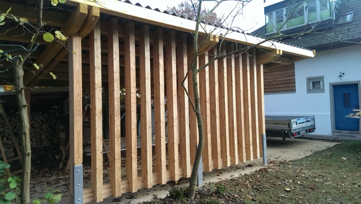 Offene Lattenwand aus Holz als Sichtschutz