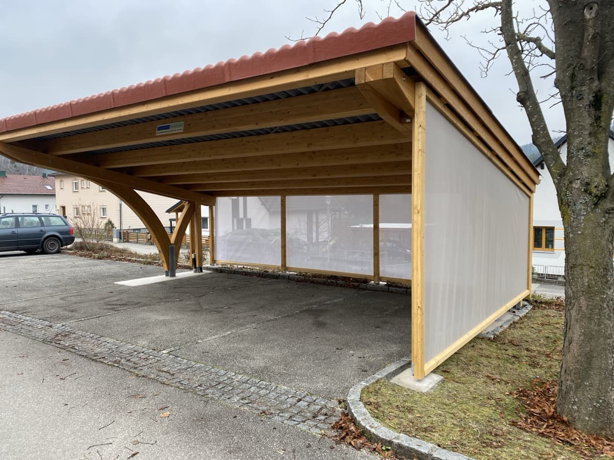 Carport mit Windschutzwand aus Lichtplatten