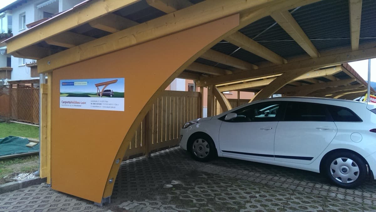 Carport mit gebogener Designwand und Firmenwerbung